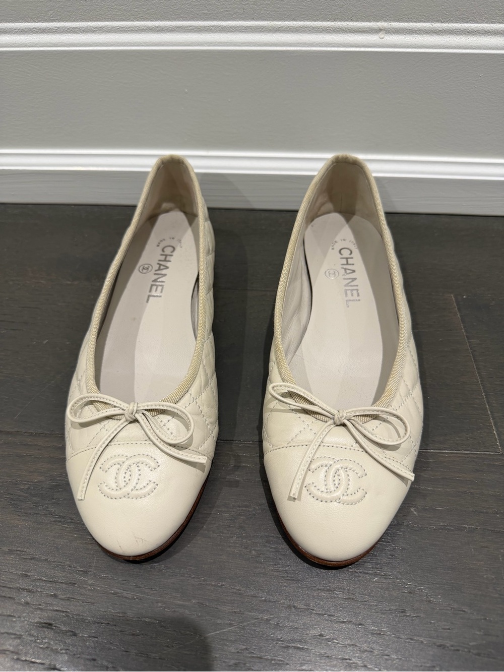CHANEL Ivory light grey Quilted Leather Ballet Flats with Bow and CC